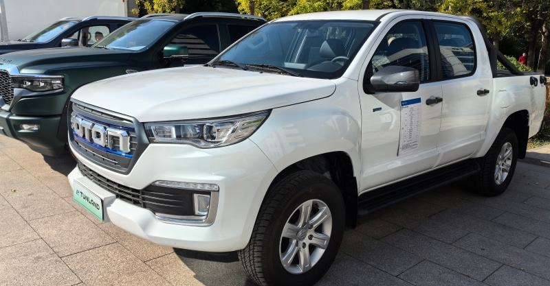 How to Choose the Right Electric Pickup for Your Commercial Fleet