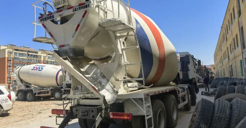 Sinotruk HOWO 371HP Concrete Mixer Truck
